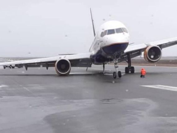 ﻿В Ісландії Boeing зі 166 людьми на борту приземлився на двигун