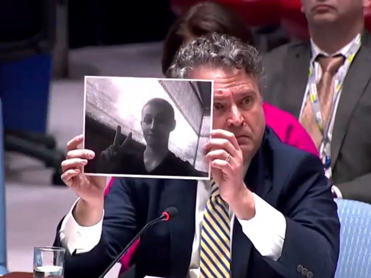 ﻿"Максима вбили кулями, які забезпечила РФ". Кислиця на засіданні Радбезу ООН показав Небензі фото загиблого на Донбасі військового
