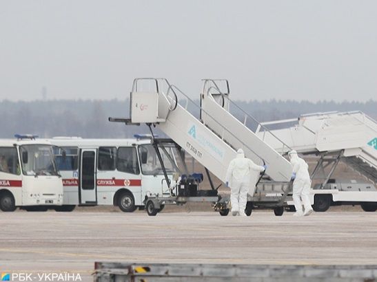 Самолет с украинцами из Уханя приземлился в аэропорту Борисполь