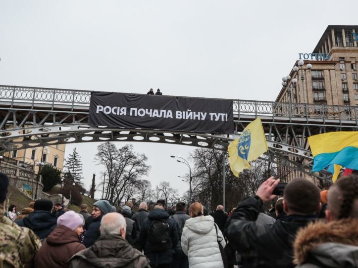 ﻿У Києві на Інститутській вивісили банер "Росія почала війну тут"