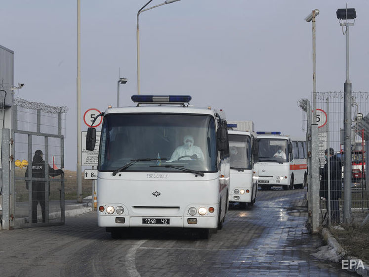 ﻿Перекриті дороги, багаття і каміння. Як зустрічали евакуйованих із Китаю в Україні і в яких ще країнах таке відбувалося