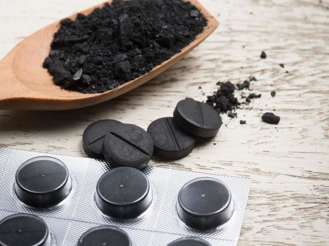 ﻿Чорні продукти з активованим вугіллям: чи є від них користь
