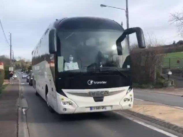 Туристы покидают французский курорт, куда привезли эвакуированных из Уханя