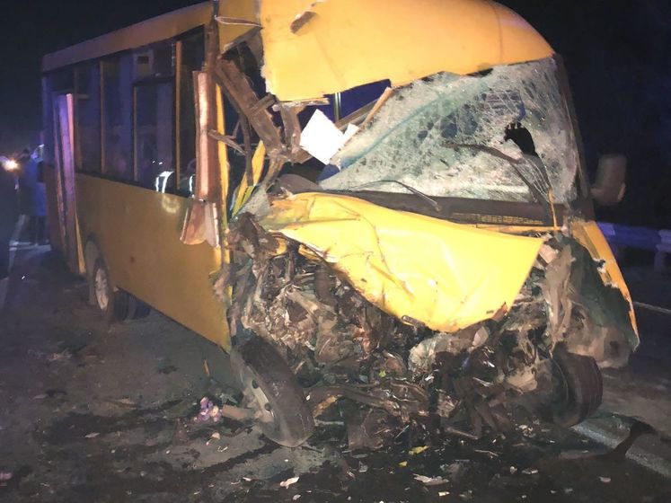 В Николаевской области грузовик столкнулся с автобусом, пострадало 10 человек
