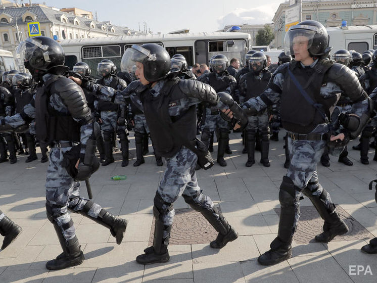 ﻿Путін заявив, що демонстранти провокують "вразливих і трепетних" росгвардійців застосовувати кийки