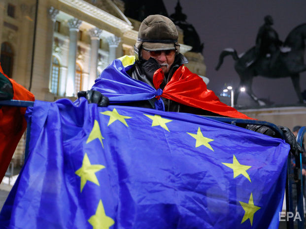 ﻿ЄС офіційно зняв санкції з Азарова і Ставицького