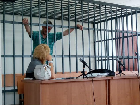 В РФ "потерпевший" от оскорблений Клиха прокурор Юнусов повторно не явился в суд