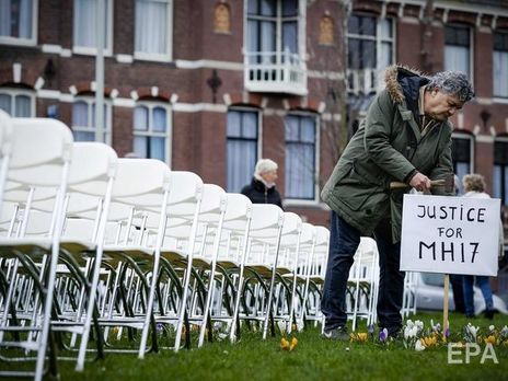 Катастрофа MH17. Родственники погибших устроили акцию под посольством РФ в Гааге