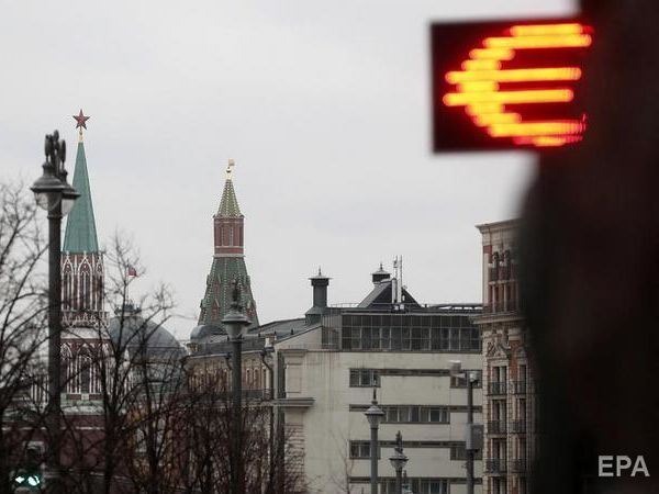 ﻿Через обвал ціни на нафту в Росії рекордно подорожчали долар і євро 