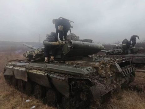 В результате обстрелов боевиков на Донбассе украинский военный получил боевую травму