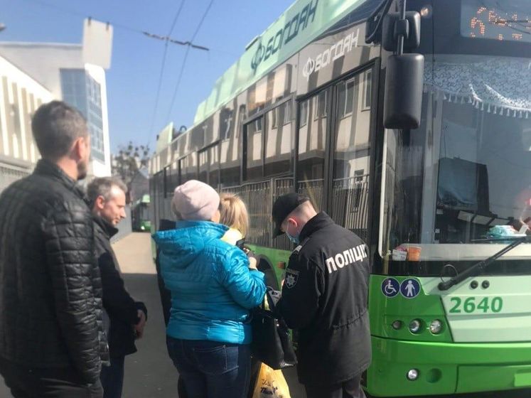 В Харькове "лишние" пассажиры трамвая присаживаются на корточки, прячась от полиции