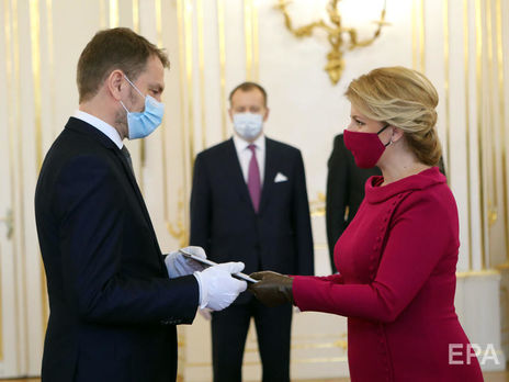 Новое правительство Словакии приведено к присяге, все министры – в перчатках и масках. Фоторепортаж