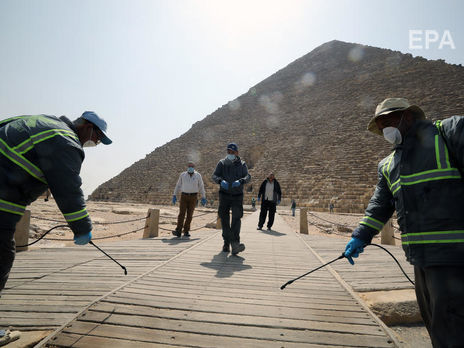 ﻿У Єгипті дезінфікують піраміди. Фоторепортаж