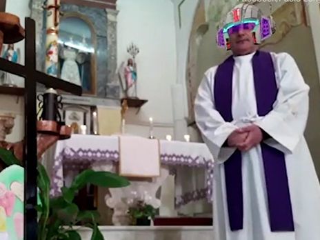 Не те маски. В Италии священник провел онлайн-службу с фильтрами Facebook