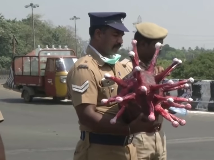 ﻿Індійський дорожній патруль розповідає водіям про карантин за допомогою "коронашолому". Відео