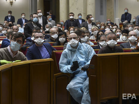 Костюмы, маски, очки и перчатки. Как парламентарии провели три внеочередных заседания за день. Фоторепортаж