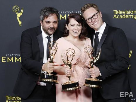 У 2019 році Шлезінгера (крайній зліва) нагородили телевізійною премією "Еммі" за пісні до серіалу "Схибнута колишня"