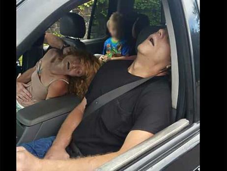 В США полицейские опубликовали фото супругов с ребенком в наркотическом обмороке