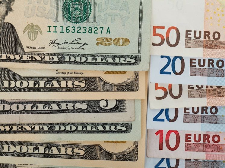 Гривна подорожала относительно доллара и подешевела к евро