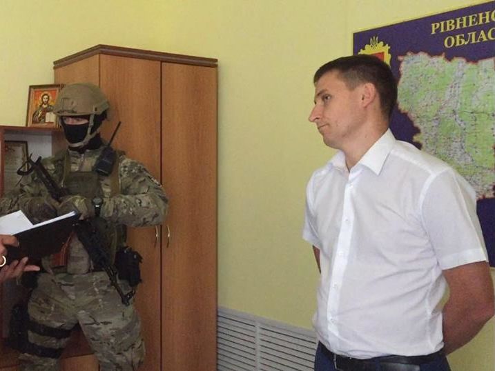 Аваков сообщил, что в рамках "янтарного дела" при участии спецназа задержан прокурор города Сарны