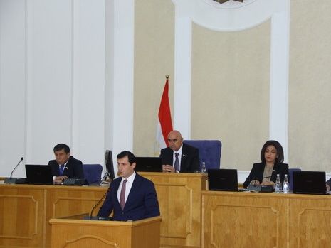 ﻿Влада Таджикистану заборонила російські закінчення у прізвищах 