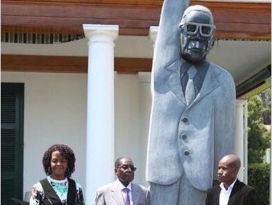 Президент Зимбабве Мугабе открыл памятник самому себе