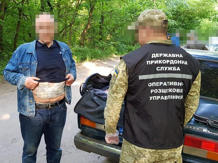 ДПСУ затримала жителя Луганська. Він обмотався грошима і намагався об'їхати КПВВ