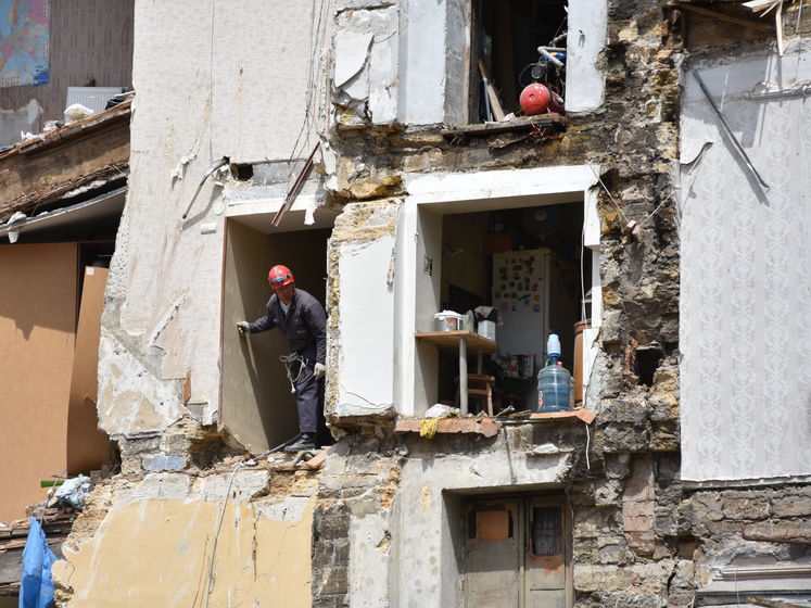 ﻿В Одесі продовжують розбирати завали зруйнованого будинку. Жертв немає
