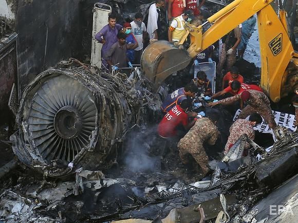 В Пакистане разбился авиалайнер, в Житомирской области расстреляли семь человек. Главное за день