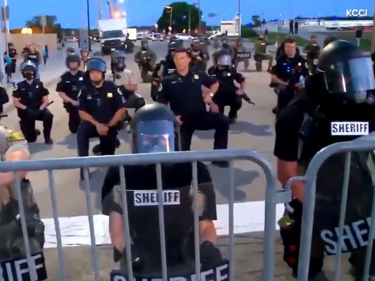 ﻿У різних містах США поліцейські стають на коліно на підтримку протестувальників. Відео 