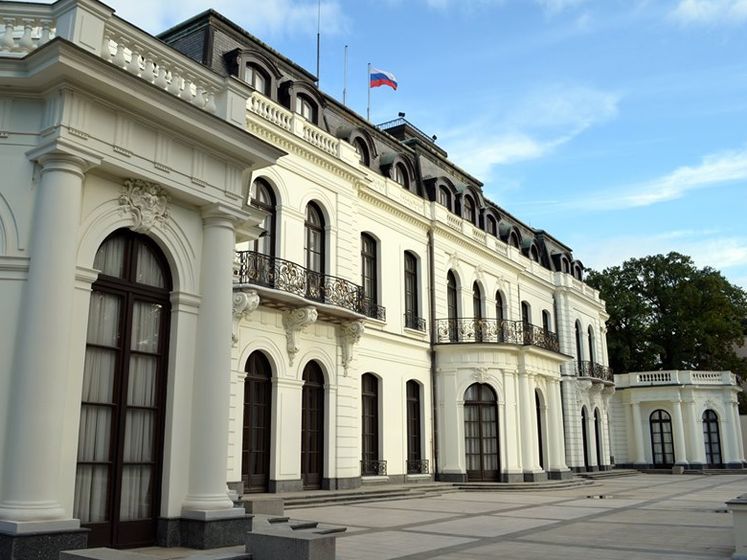 ﻿Російські дипломати, яких у Чехії оголосили персонами нон ґрата, покинули країну