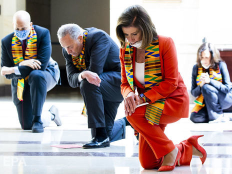 Лидеры Демократической партии США почти девять минут стояли на колене в память о погибшем афроамериканце Флойде. Видео