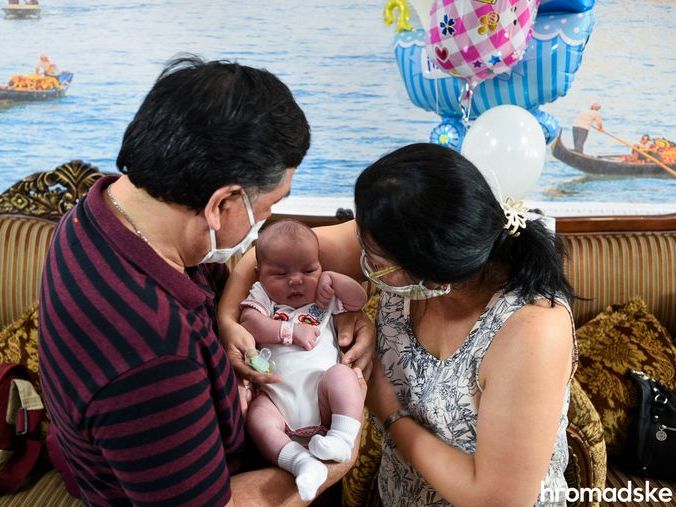 В киевском отеле "Венеция" остаются 52 ребенка от суррогатных матерей, которые ждут своих родителей
