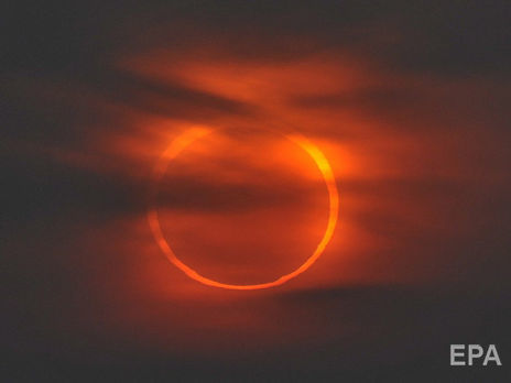Кільцеве сонячне затемнення відбувається, коли Місяць опиняється якнайдалі від Землі на орбіті