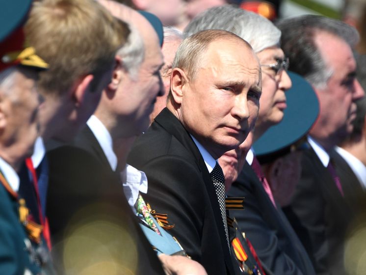 ﻿На військовий парад у Москву приїхали лідери восьми держав. Президент Киргизстану вже у РФ передумав відвідувати захід через коронавірус