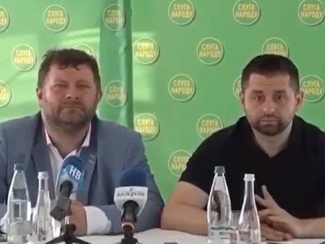 23 червня в мережі з'явилося відео, де Корнієнко та Арахамія обговорювали колегу по фракції Аллахвердієву