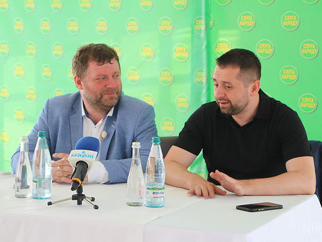 23 июня в сети появилось видео, где Корниенко и Арахамия обсуждали коллегу по фракции Аллахвердиеву
