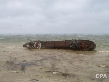 В Одессе закрыли пляж возле танкера Delfi