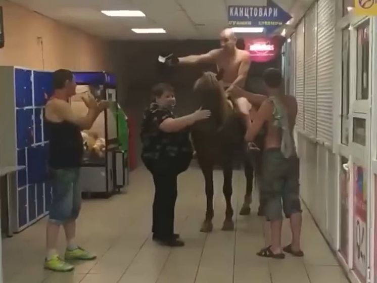 ﻿У Києві чоловік у трусах і на коні заїхав у супермаркет по пиво