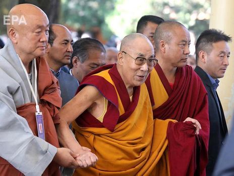 Далай-лама (на фото в центрі) сам виконав мантру