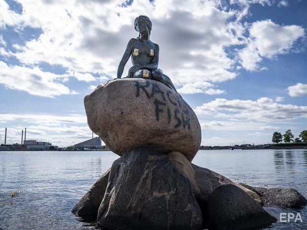 "Расистская рыба". В Дании вандалы осквернили статую Русалки