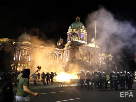 ﻿Після оголошення про комендантську годину в Белграді сталися заворушення, протестувальники увірвалися до парламенту. Фоторепортаж