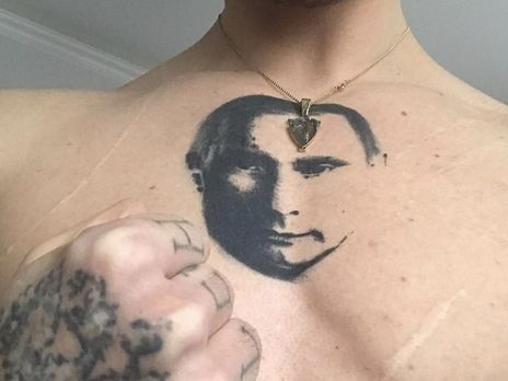 С груди танцовщика Полунина исчезла татуировка Путина