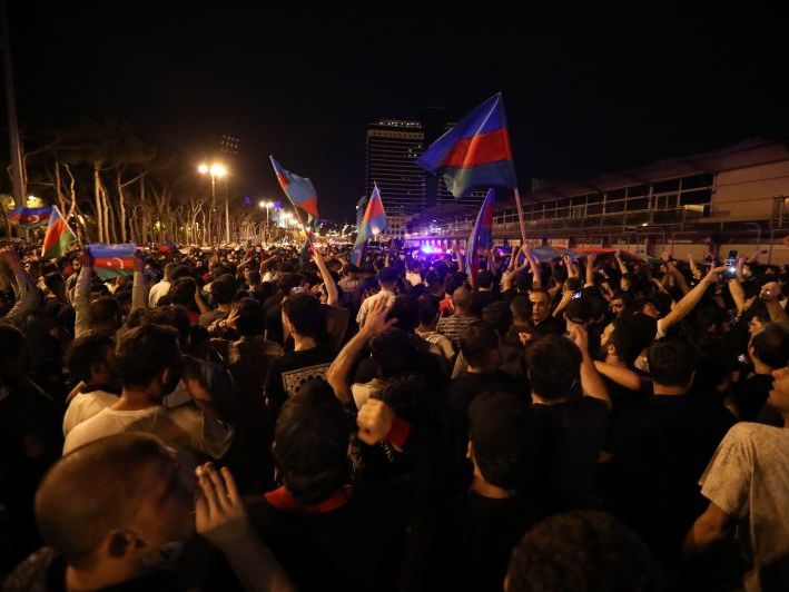 Конфликт на границе Азербайджана и Армении. В Баку прошел митинг с требованием объявить мобилизацию