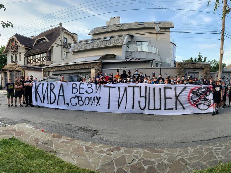 "Нацкорпус" пикетировал дом представителя ОПЗЖ в Днепропетровской области Гуфмана