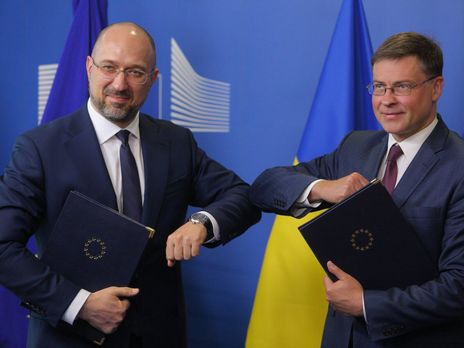﻿Євросоюз виділяє Україні $1,2 млрд, у Полтаві поліцейських захопили в заручники. Головне за день
