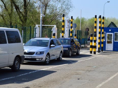 На кордоні з Угорщиною працює сім пунктів пропуску: три з них залізничні, інші для автомобілів