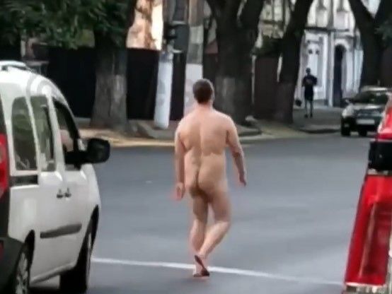 ﻿В Одесі на Молдаванці розгулював голий чоловік. Відео