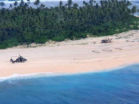 Напис SOS на піску допоміг урятувати трьох моряків у Тихому океані
