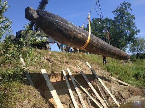 У Житомирській області археологи дістали з річки рідкісний древлянський човен. Фоторепортаж